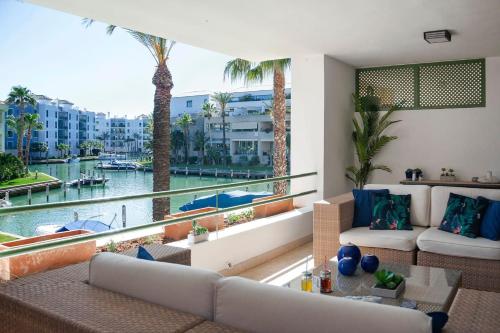 Polo Royale Waterfront Luxury Apt - 3 terraces and pool in 托雷古亞迪亞羅