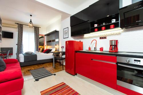 Downtown Luxury Boutique Suites : the red suite