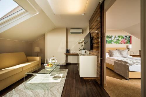 1 queen bed, 1 sofa bed