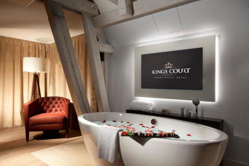 room detail thumbnail 2
