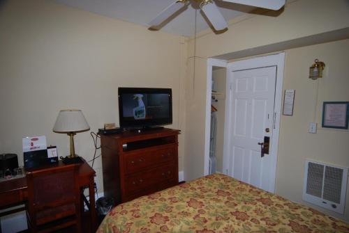 Rose Garden Inn - image 4