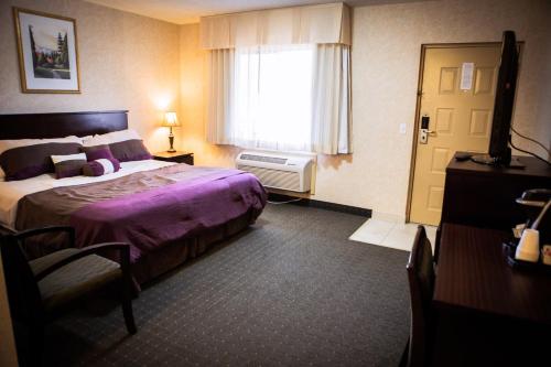 Langley Hwy Hotel Located in Langley, Langley Hwy Hotel is a perfect starting point from which to explore Langley (BC). The hotel has everything you need for a comfortable stay. Free Wi-Fi in all rooms, 24-hour front d