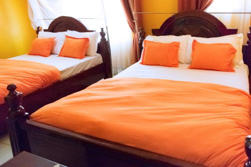 Standard Twin Room image 10