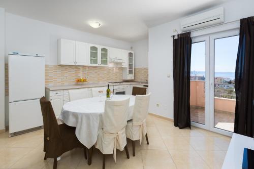 Apartment Dadić in Podstrana