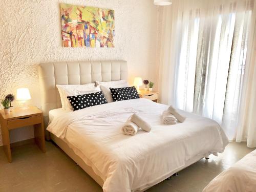 2 queen beds, 1 twin bed