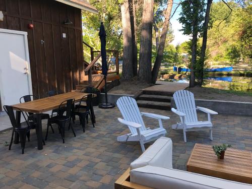 設施, 東邊旅館和營地 (Eastside Guesthouse and Bivy) in 畢曉普