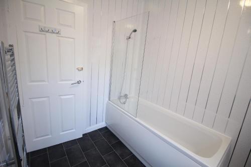 Egerton Choice - Town Centre - Modern and Spacious - Large Property