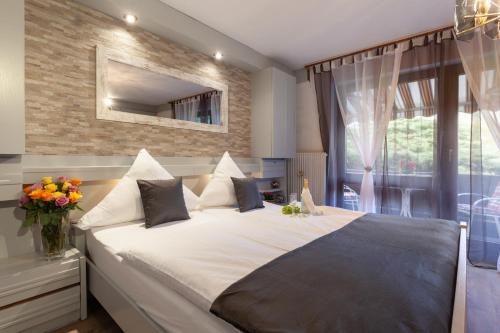 1 queen bed, 1 sofa bed
