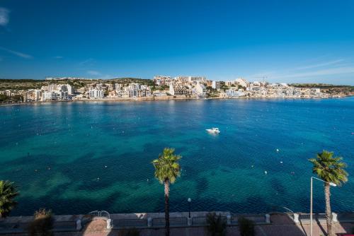 GetawaysMalta - Blue Harbour Seafront Self-catering Holiday Penthouse St Paul's - image 13