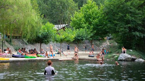 Glamping at Le Canigou – khách sạn tại Vinca