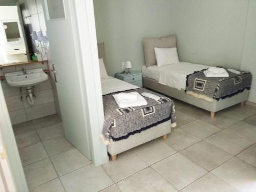2 twin beds
