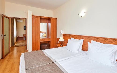 Hotel Venus – Sunny Beach, WY