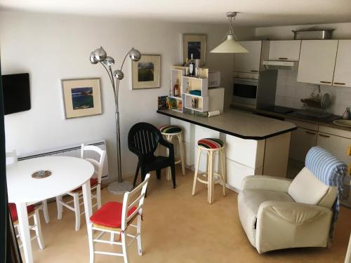 Duplex T4 idealement situe entre la place du marche et le bord de mer
