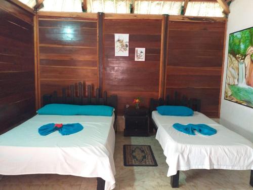 1 queen bed, 2 twin beds