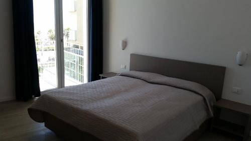 1 queen bed, 1 sofa bed