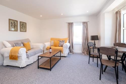 Elm – Three Tuns Apartments - main image