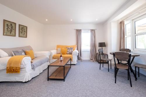 Elm – Three Tuns Apartments - image 2