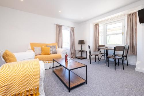 Elm - Three Tuns Apartments, Pettistree, Wickham Market - by Aldeburgh Coastal Cottages, Pettistree