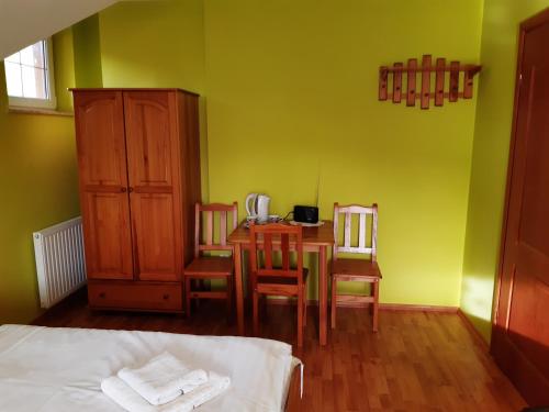 3 twin beds
