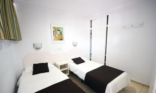 Apartamentos Arco Iris Ideally located in the prime touristic area of Costa Melonares, Apartamentos Arco Iris promises a relaxing and wonderful visit. The hotel offers a wide range of amenities and perks to ensure you have 