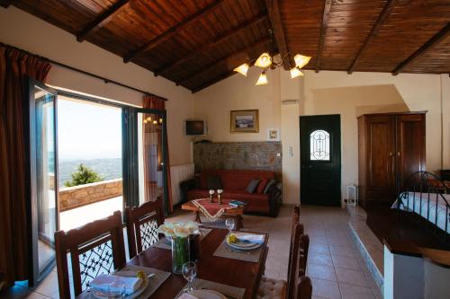 Aetovigla Guesthouse in Krousonas