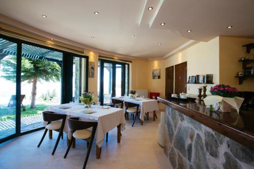 Restaurant, Aetovigla Guesthouse in Krousonas