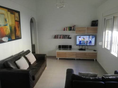 2 bedroom newly renovated bungalow close to bars & restaurants
