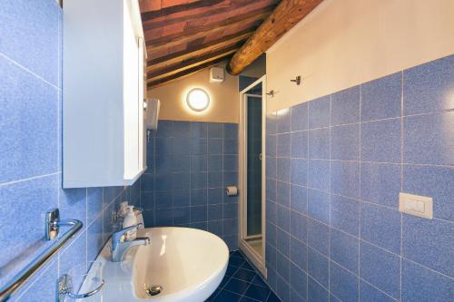 Single Room with Private Bathroom image 3
