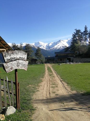 Heshkili huts Svaneti