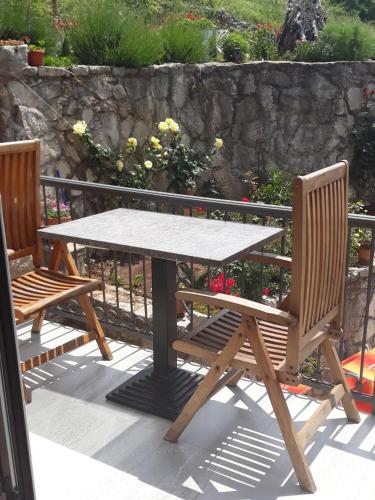 شرفة/ تراس, Apartmani Kamena Ruža (Apartmani Kamena Ruza) in كامينارى