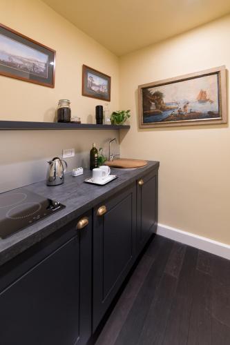 Küche, Rinuccini Relais near Santa Maria dellAnimPurgatorio Ad Arco Kirche