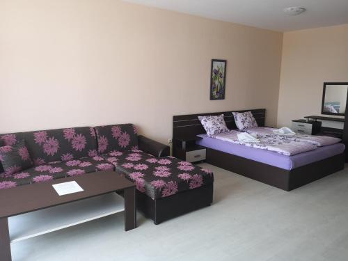 1 king bed, 1 sofa bed
