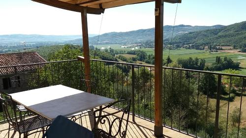  IL Terrazzo Sulla Valle Con Piscina, Pension in Lugnano