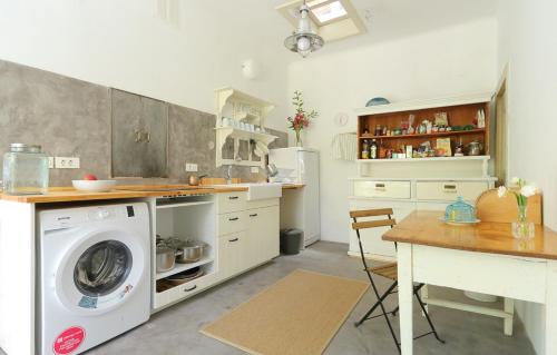  Jelkin dvorac in Silba