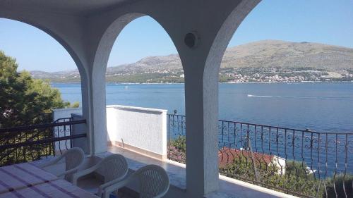  Apartments Ranko - 50 M from the beach in Okrug Donji