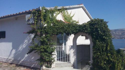  Apartments Ranko - 50 M from the beach in Okrug Donji