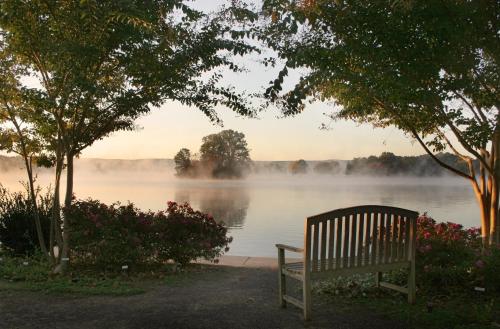 Lookout Point Lakeside Inn