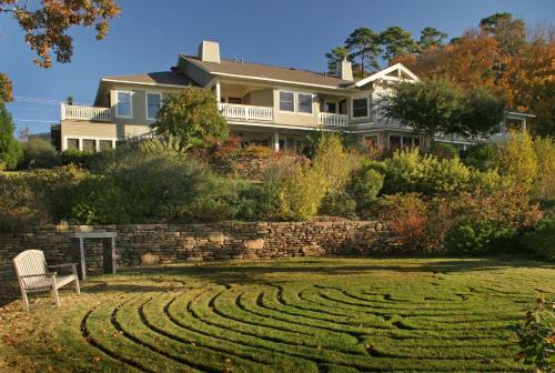 Lookout Point Lakeside Inn - image 7