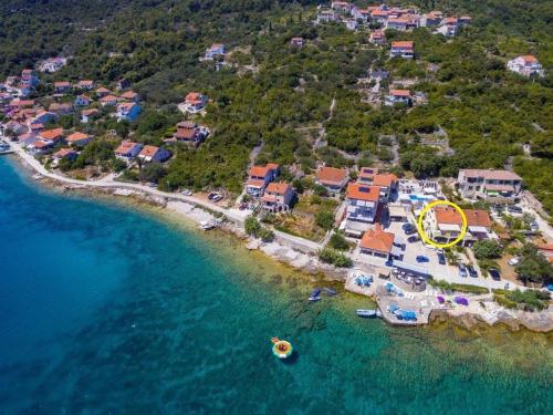  Apartments Davor in Iž Mali