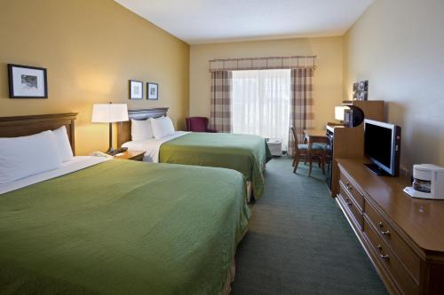 Country Inn & Suites by Radisson, Salina, KS
