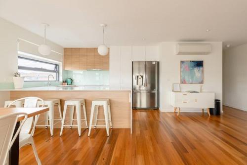 B&B Hobart - Kangaroo Bay Apartments - Bed and Breakfast Hobart