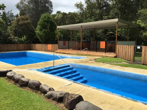 ทัศนียภาพ, Sapphire Springs Holiday Park and Thermal Pools in คาติคาติ