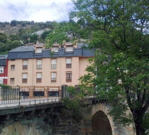  Hostal Restaurante Méndez, Pension in Villafranca del Bierzo bei Quilós