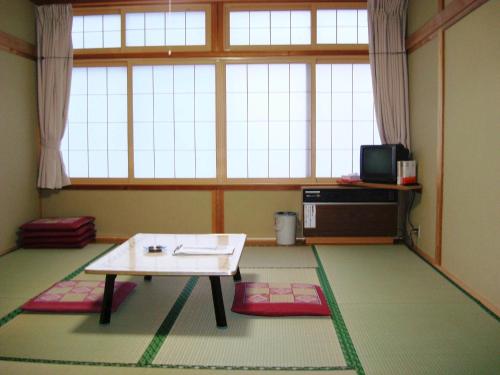 Togakushi- Kogen Minshuku Rindo Stop at Togakushi- Kogen Minshuku Rindo to discover the wonders of Nagano. The hotel offers a high standard of service and amenities to suit the individual needs of all travelers. Free Wi-Fi in all ro