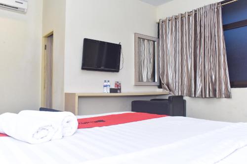 RedDoorz Plus near Sultan Hasanuddin Airport