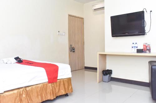 RedDoorz Plus near Sultan Hasanuddin Airport