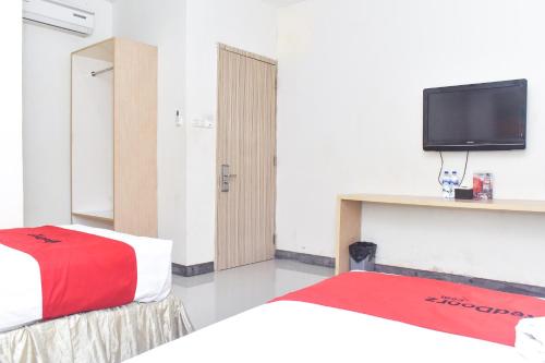 RedDoorz Plus near Sultan Hasanuddin Airport