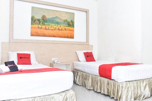 RedDoorz Plus near Sultan Hasanuddin Airport