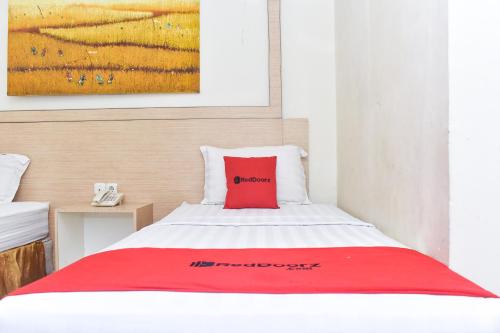 RedDoorz Plus near Sultan Hasanuddin Airport