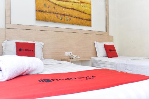 RedDoorz Plus near Sultan Hasanuddin Airport